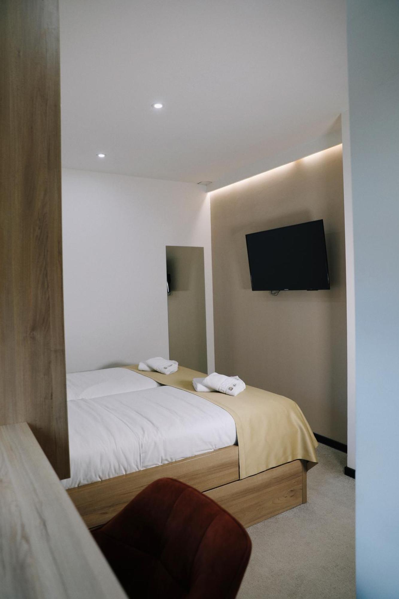 Sax-Win Hotell Pozega Rom bilde