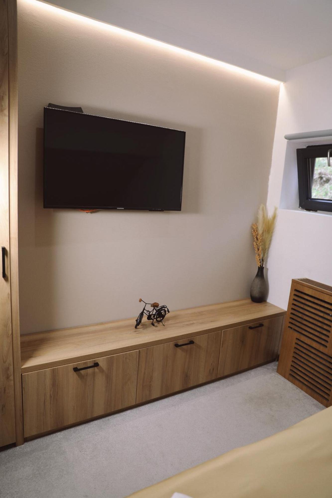 Sax-Win Hotell Pozega Rom bilde